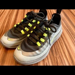 Nike Air Max Axis little boys sneakers